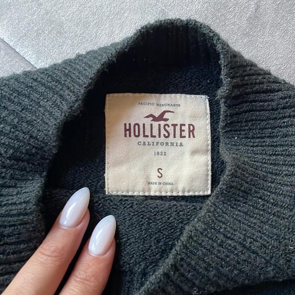 Hollister cropped sweater - Picture 2 of 2